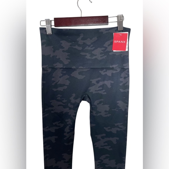 NWT Spanx Look At Me Now Leggings In Black Camo Seamless Size Medium - Picture 2 of 6